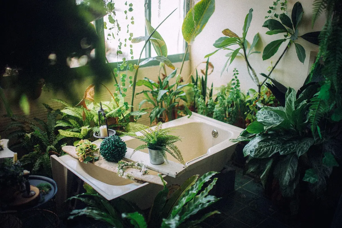 Serviette en coton et mains près d'un lavabo propres