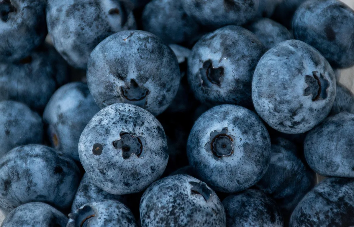 Assortiment de fruits, légumes et un verre d'eau pour une alimentation favorisant l'équilibre hydrique