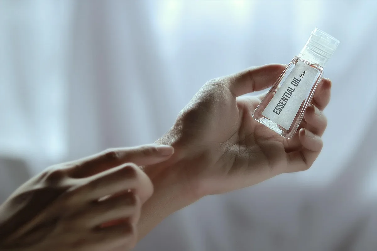 Test cutané avec une goutte d'huile essentielle diluée sur l'avant-bras