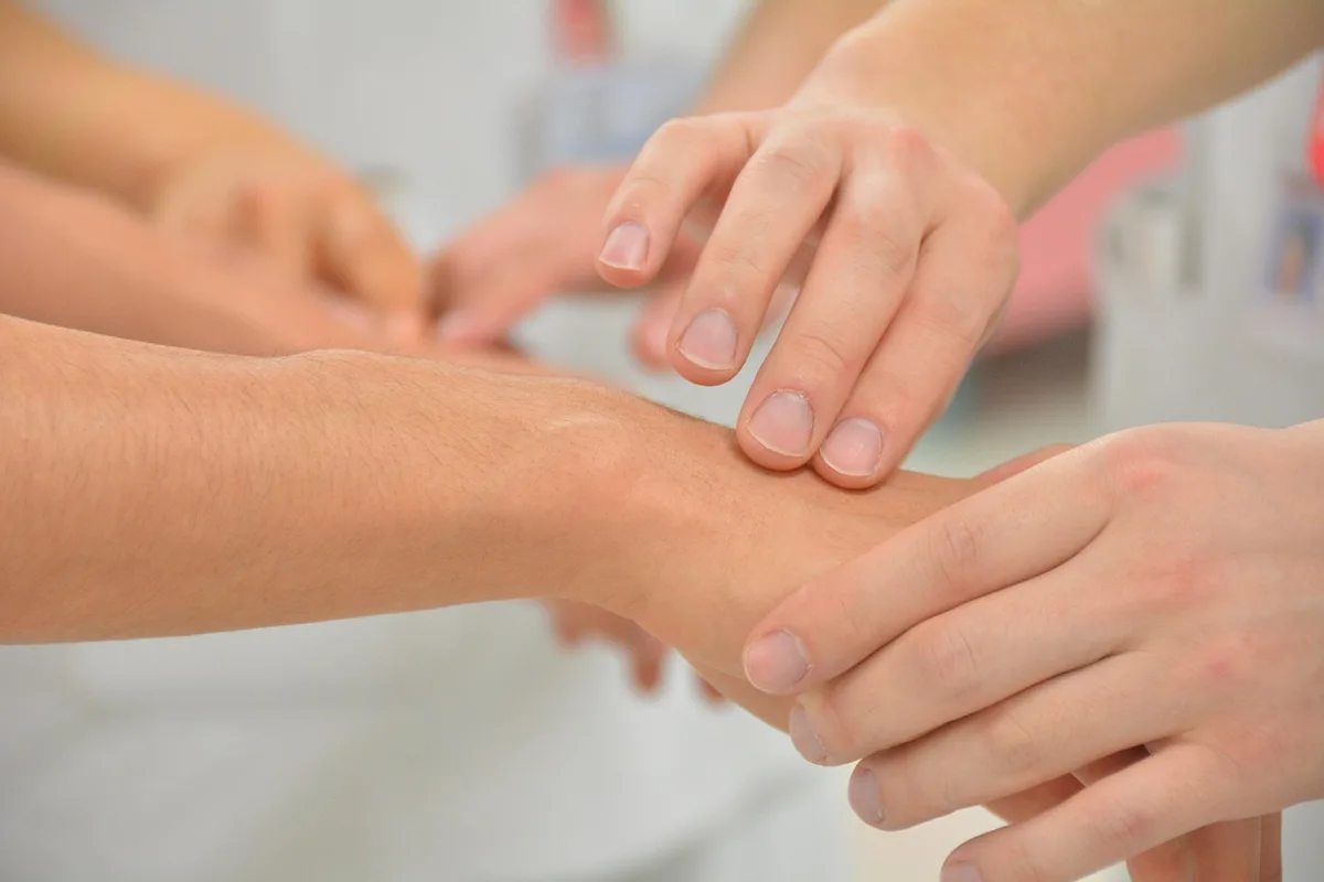 Professionnel de santé discutant d'interactions médicamenteuses avec un patient