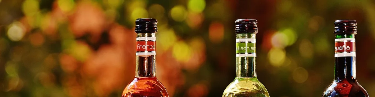 Flacon de lubrifiant posé sur une table de chevet à côté d'un lit